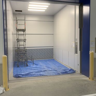 貨物エレベーター内部